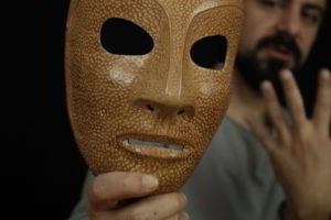 Το σώμα της μάσκας με τον Αλέξανδρο Μιχαήλ